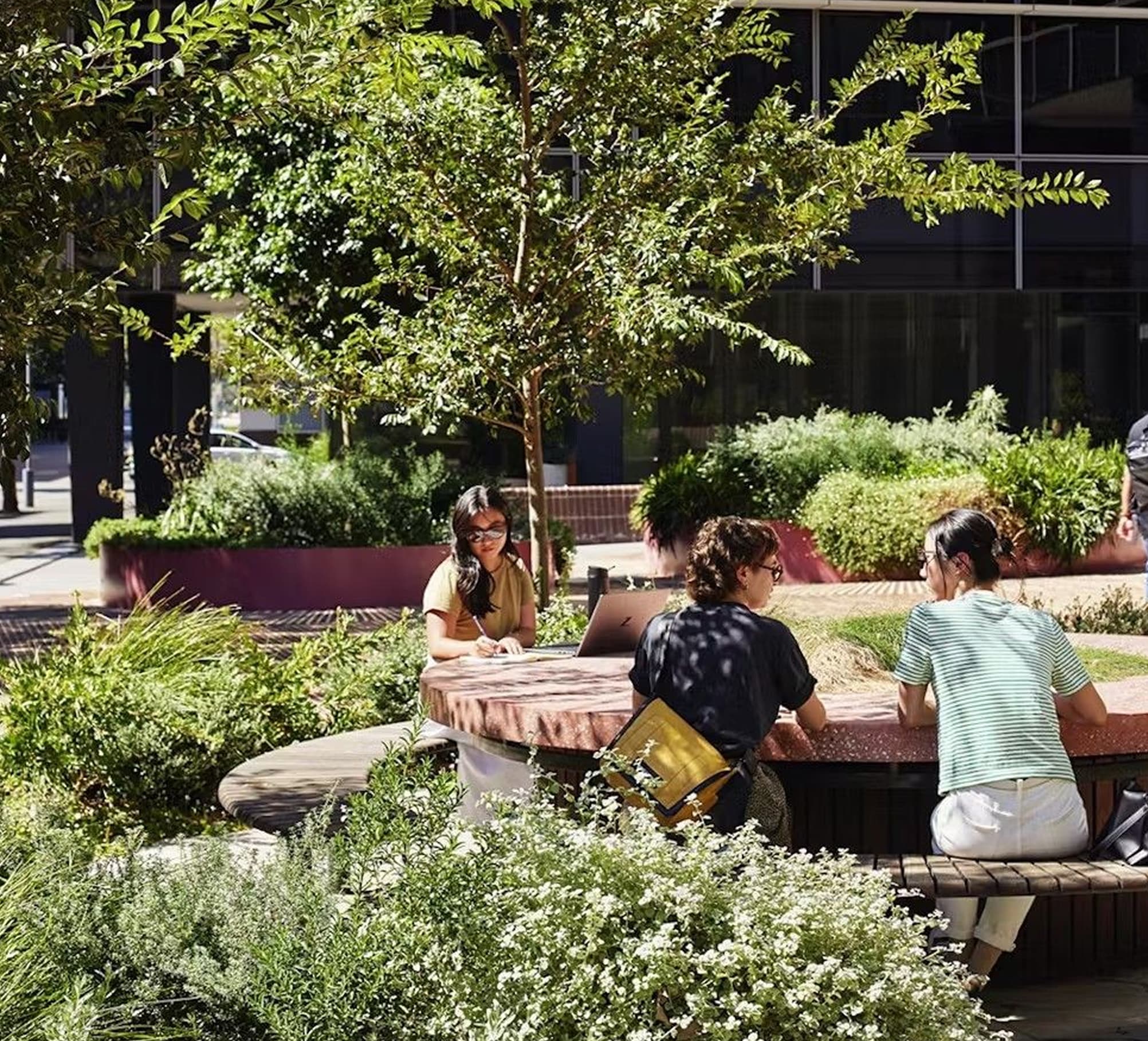 Bewoners werken en ontspannen in het MORE pocket park, Leiden